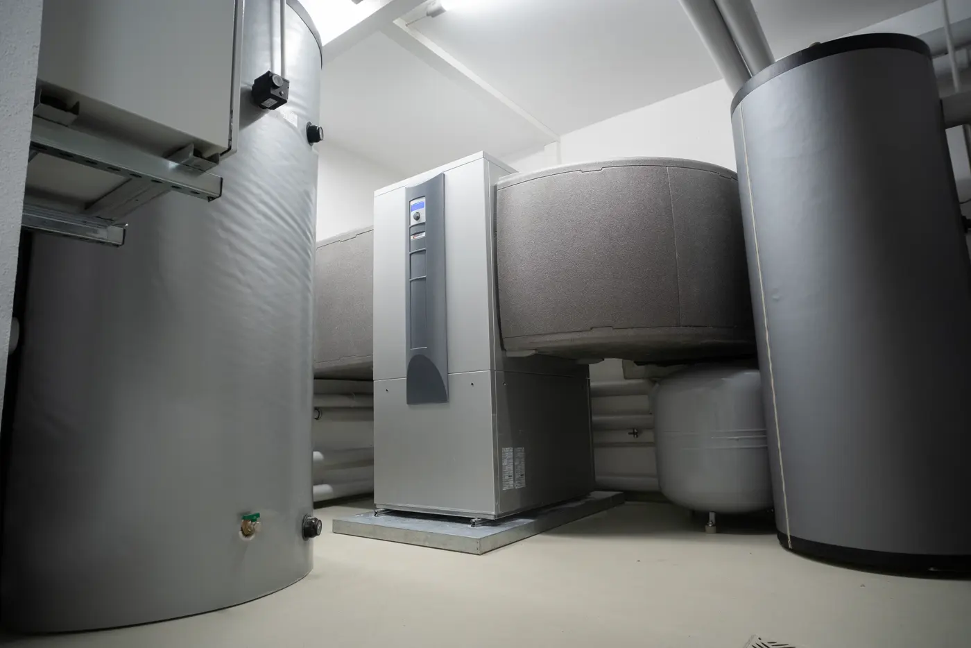 Wärmepumpe und Speicher in einem modernen Technikraum