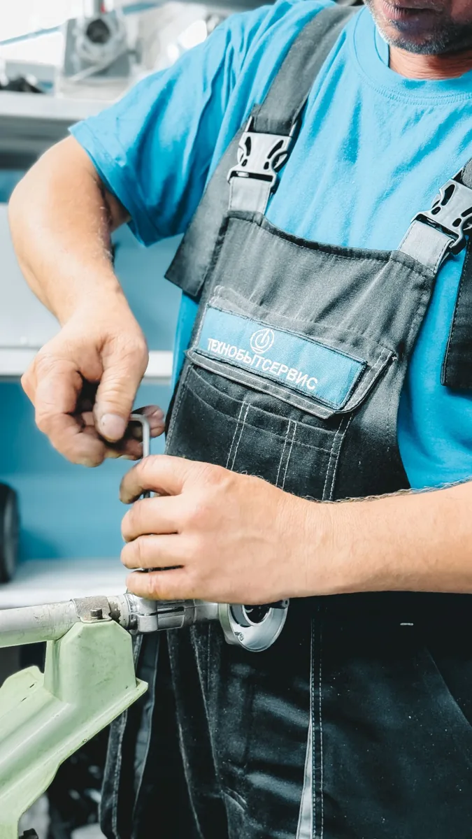 Handwerker bei der Arbeit an einer Armatur